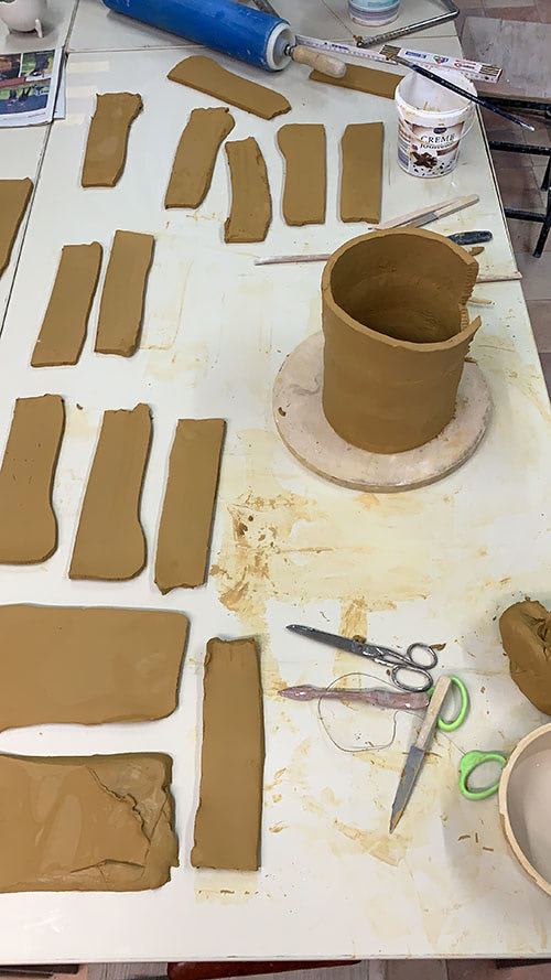 Arbeitsprozess: Aufbau eines hohen Blumentopfs