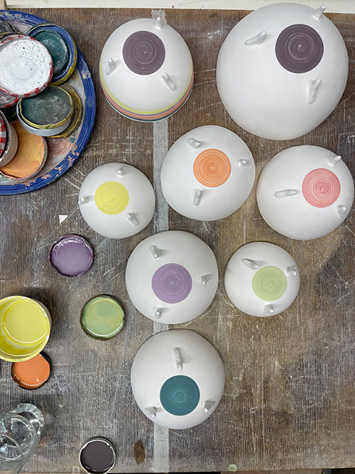 Arbeitsprozess: Unterglasurfarbe auftragen